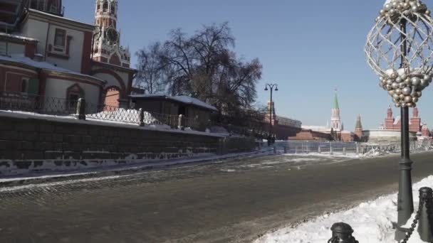 Uitzicht op de kathedraal van St. Basilicum de gezegende en het Kremlin na een zware sneeuwval van de kant van Vasilyevsky Spusk — Stockvideo