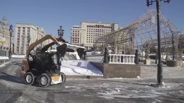 大雪の後、労働者とManezhnaya広場のトラクターによる雪の除去 — ストック動画