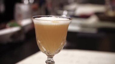 Kalın alkollü kokteyl alınır.