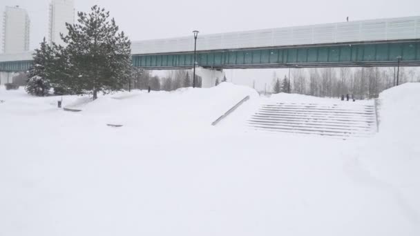 En rensad trappa i en park efter ett tungt snöfall i ett bostadsområde i Moskva Yuzhnoye Butovo — Stockvideo