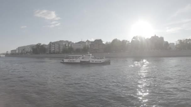 Лодка удовольствия на реке Москва со стороны парка Музеон — стоковое видео