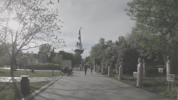 Alley in the MUSEON park overlooking the statue of Peter the Great — Stock Video