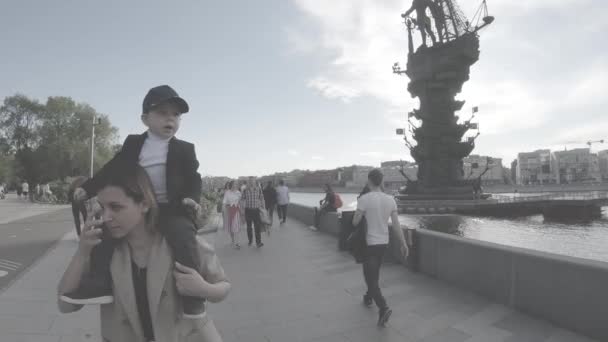 Aleja w parku MUSEON z widokiem na posąg Piotra Wielkiego — Wideo stockowe
