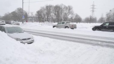 Karla kaplı arabalar.