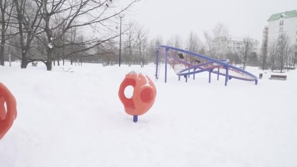 Kinderspielplatz in einem Park nach starkem Schneefall in einem Wohngebiet von Moskau Juschnoje Butowo — Stockvideo