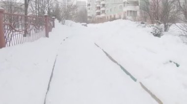 Karla kaplı arabalar.