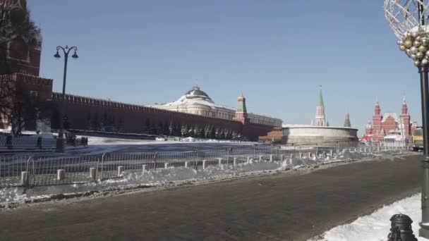 St. Katedrali 'nin manzarası Kutsanmış Basil ve Kremlin Vasilyevsky Spusk tarafından sağanak kar yağdıktan sonra — Stok video