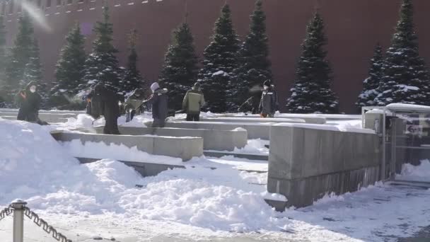 Remoção de neve da parede do Kremlin após uma forte queda de neve — Vídeo de Stock