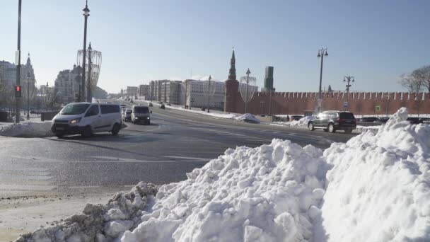 Uitzicht op de Bolsjoi Moskvoretsky brug na een zware sneeuwval van de zijkant van Zaryadye Park — Stockvideo