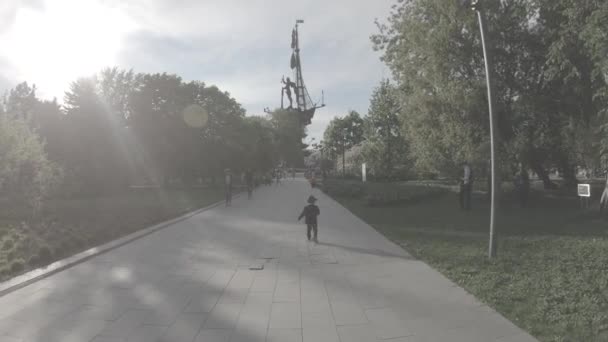 Callejón en el parque MUSEON con vistas a la estatua de Pedro el Grande — Vídeos de Stock