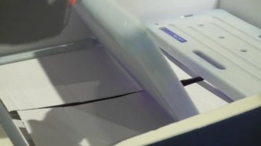 Kovivac aşı deposunda çalışan bir çalışanın termometresi.