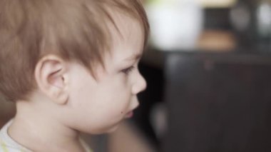 Çocuk bir çalışandan korkuyor.