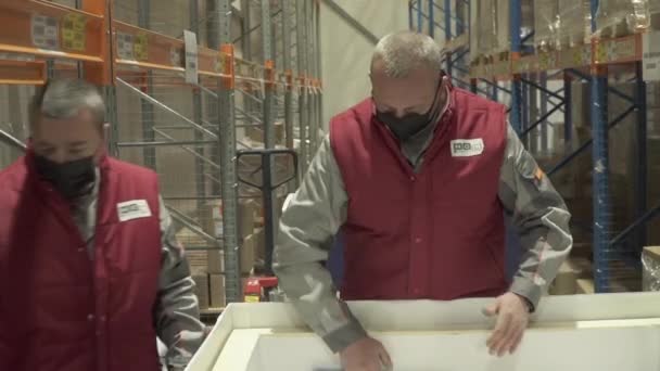 Dobozok rakodása Kovivakkal egy logisztikai cég alkalmazottja által a Kovivak raktárban — Stock videók
