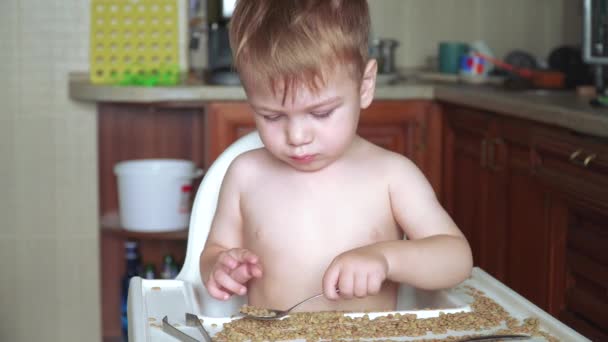 Niño jugando con guisantes y frijoles — Vídeos de Stock