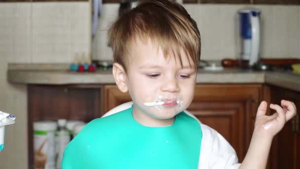 Мальчик ест творог — стоковое видео