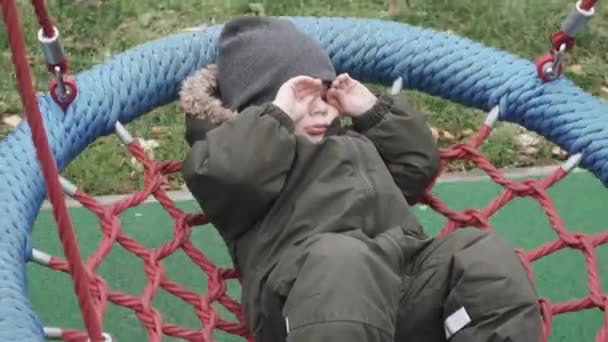 Chlapec jezdí na kruhovém houpačce — Stock video