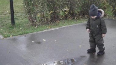 Su birikintisinde koşan çocuk