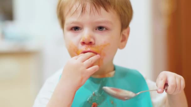 Menino comendo colher de borscht — Vídeo de Stock