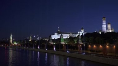 Arka planda spot ışıkları