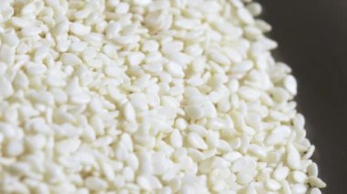 Bir yığın beyaz susam.