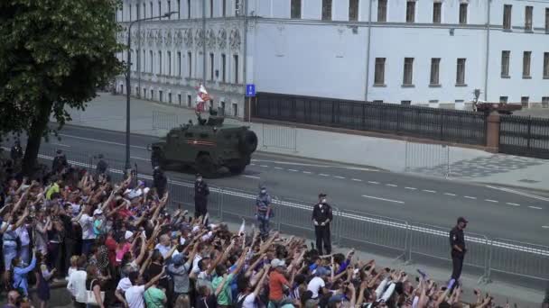 Зрители и военная техника, путешествующие с парада — стоковое видео