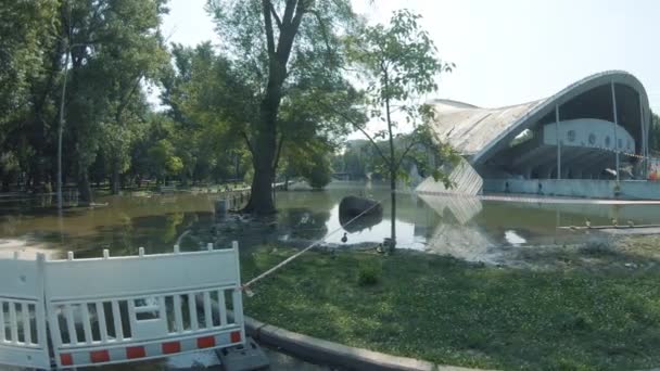 Derrame de agua después de un fuerte aguacero de un lago en Globa Park cerca del Teatro de Verano — Vídeos de Stock