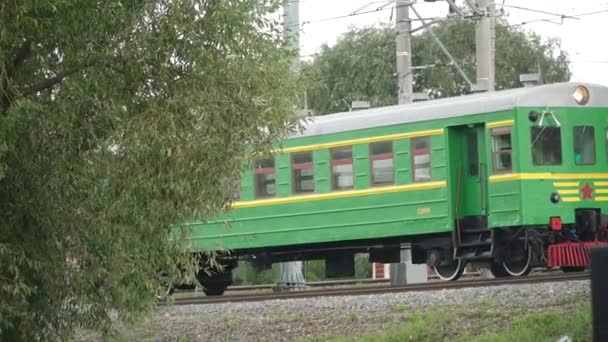 Det första sovjetiska elektriska tåget Moskva-Mytishchi — Stockvideo