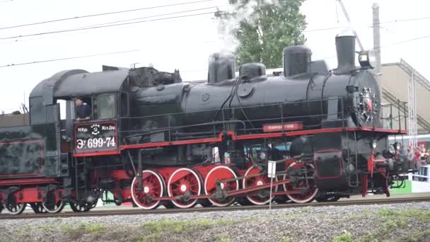 Uluslararası demiryolu ekipmanları ve teknoloji fuarı Fuarı 1520. Dinamik sergi. SSCB ve Rusya 'nın tarihi ve eski buhar lokomotifleri — Stok video