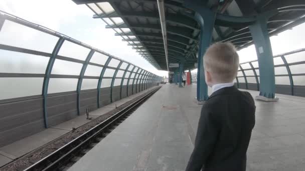 Niño en la plataforma del metro — Vídeos de Stock