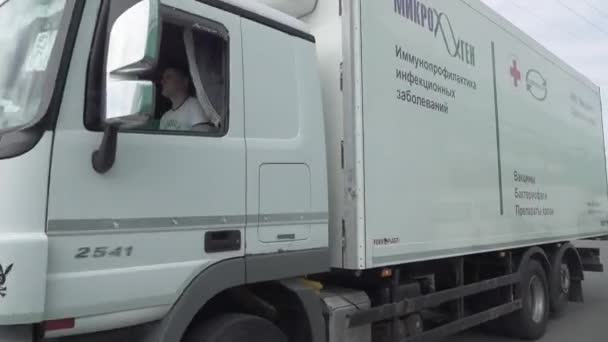Transporte da vacina Kovivac por caminhões refrigerados — Vídeo de Stock