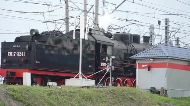 Feira internacional de equipamentos e tecnologias ferroviárias Expo 1520. Exposição dinâmica. Locomotivas a vapor históricas e antigas da URSS e da Rússia — Vídeo de Stock