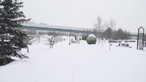 Детская площадка в парке после сильного снегопада в жилом районе Москвы Южное Бутово — стоковое видео
