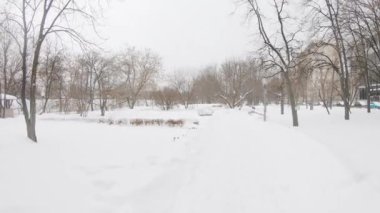Moskova 'nın Yuzhnoye Butovo kentindeki bir yerleşim bölgesinde şiddetli bir kar yağışı sonrasında parkta yollar temizlendi.