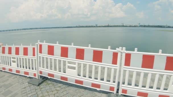 Temporary plastic fence on the embankment of the Dnieper — Stock Video