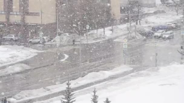 Большой снег на фоне оживленного пересечения улицы Горчакова и улицы Академика Лазарева в Москве — стоковое видео