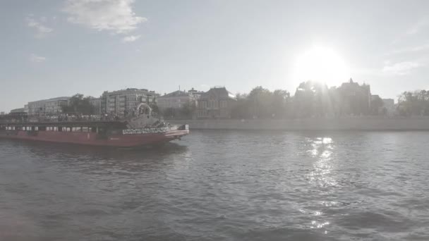 Barco de placer en el río Moskva desde el lado del parque Muzeon — Vídeos de Stock