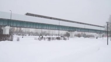 Moskova 'nın Yuzhnoye Butovo bölgesindeki yoğun kar yağışı sonrası parktaki metro hattı.