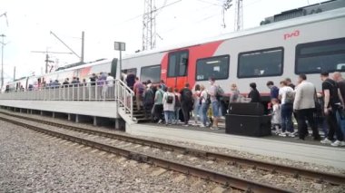 MOSCOW, RUSSIA - 28 Ağustos 2021: Uluslararası demiryolu ekipmanları ve teknoloji fuarı Fuarı 1520. Dinamik sergi. Tarihsel ve eski buhar lokomotifleri