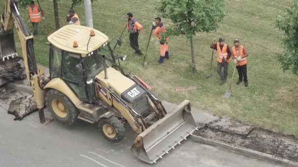 Moscow Russia August 2021 Asphalt Repair Excavator Road Workers Yuzhnoye — Stock Video