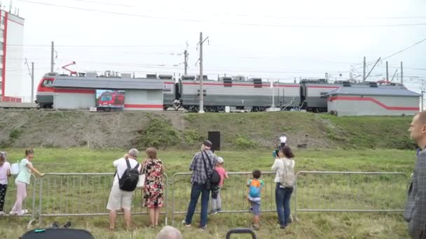 Uluslararası demiryolu ekipmanları ve teknoloji fuarı Fuarı 1520. Dinamik sergi. SSCB ve Rusya 'nın tarihi ve eski buhar lokomotifleri — Stok video