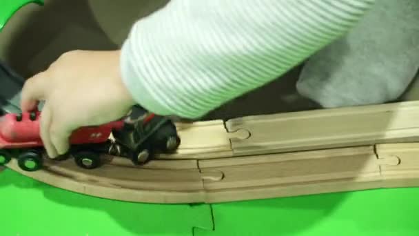 Les enfants jouent un grand chemin de fer jouet dans le pavillon intérieur — Video