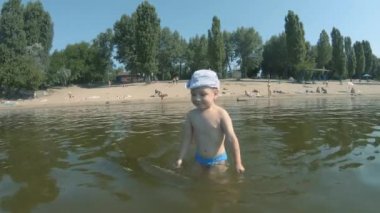 Üç yaşında bir çocuk Dinyeper Nehri 'nde yüzüyor.