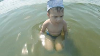 Üç yaşında bir çocuk Dinyeper Nehri 'nde yüzüyor.