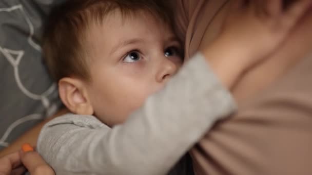 엄마 모유먹이기 3 살짜리 아들 — 비디오