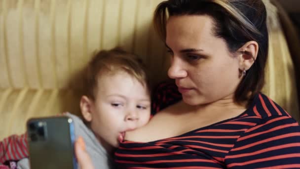 Мама кормит грудью 3-летнего сына — стоковое видео