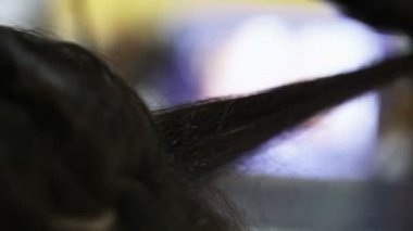 Kuaför saç modeli yapar