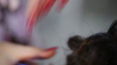 Kuaför saç modeli yapar