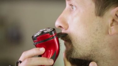 Adam sakal tıraş ile Elektrikli tıraş makinesi