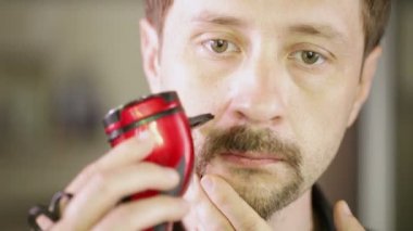 Adam sakal tıraş ile Elektrikli tıraş makinesi