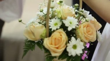 Kız holding sepet çiçek